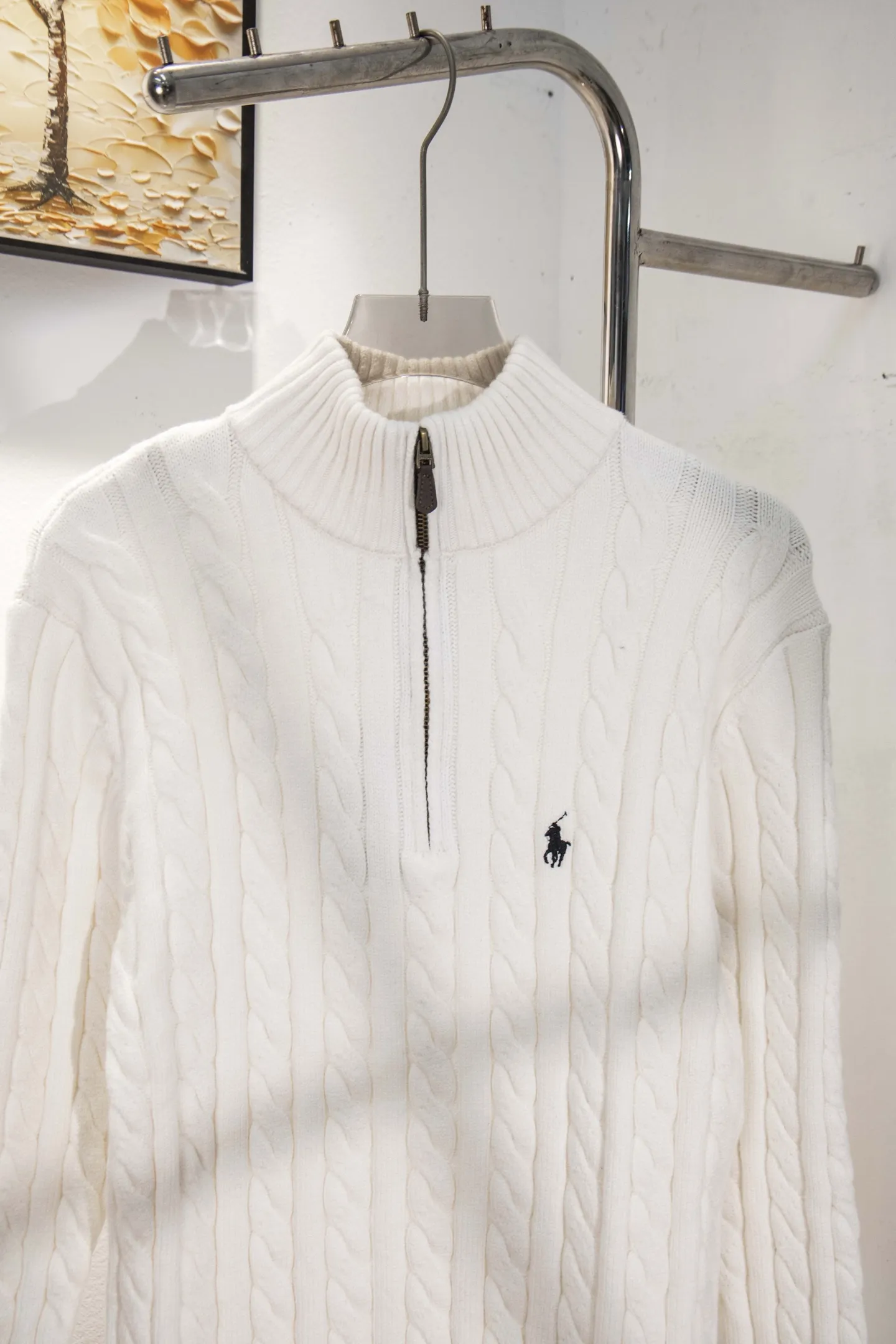 P250 model number: Y196 Ralph Lauren Men's half-zip twist sweater has a really nice style. It can be worn alone or as a jacket to be worn inside or outside. The upper body shows personal fashion charm. Four colors are available. Same style for men and women. A must-have item for new summer products. Hang tag. Hanging beads. Washable packaging bag. Full set of accessories. Very good appearance. Super exquisite workmanship. Size: S-XL